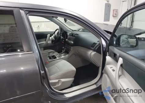 2012 Toyota Highlander Base V6 z USA, uszkodzony, nr VIN 5TDBK3EH2CS130396